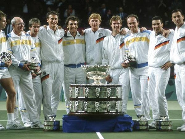 Der Davis Cup ist der wichtigste Wettbewerb für Nationalmannschaften im Herren-Tennis: Deutschland erreichte erstmals 1970 das Finale des Cups, unterlag jedoch den USA. Insgesamt gewinnt Deutschland drei mal: 1988, 1989 und 1993. Hier posieren 1989 nach dem Sieg über Schweden unter anderem Boris Becker, Carl Uwe-Steeb und Eric Jelen vor dem übergroßen Pokal.