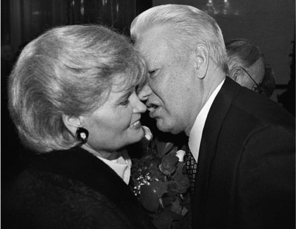 Im Februar 1996 trifft Hannelore Kohl mit ihrem Mann den russischen Präsidenten Boris Jelzin, mit dem Kanzler Kohl eine tiefe Männerfreundschaft verband. Auf dieser Aufnahme gibt Jelzin ihr einen Abschiedskuss.