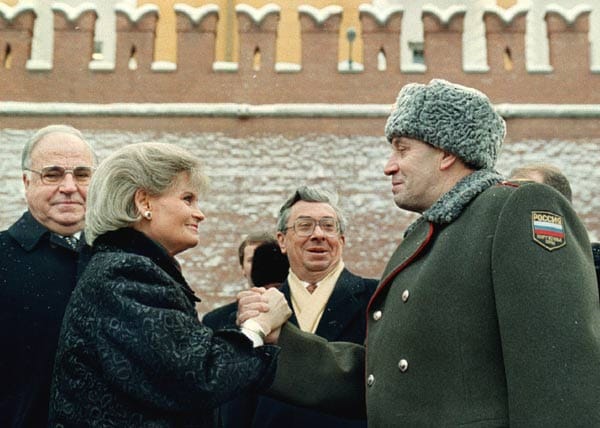 Zuvor hatte das Ehepaar Kohl bei seinem Russlandbesuch einen Kranz am Grab des unbekannten Soldaten niedergelegt. Auf dem Bild schüttelt Hannelore die Hand des Führers der russischen Ehrengarde.