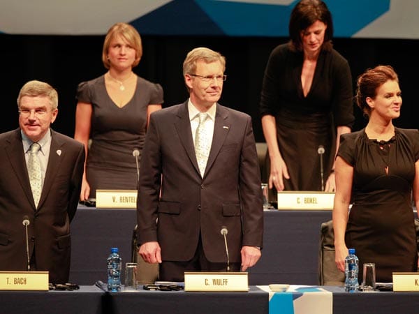 Die deutsche Delegation um Thomas Bach (li.), Christian Wulff (mi.) und Katharina Witt (re.) präsentiert im südafrikanischen Durban vor dem IOC die Bewerbung Münchens.