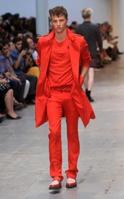 Leuchtendes Rot: Hose mit leichtem Sommermantel von Costume National Homme