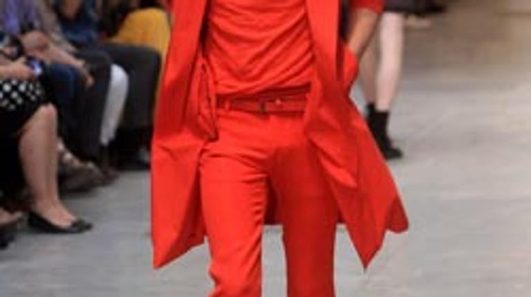 Leuchtendes Rot: Hose mit leichtem Sommermantel von Costume National Homme