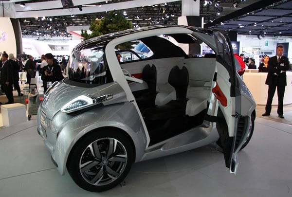 Ein Elektrofahrzeug mit Anleihen beim Motorrad: Der Peugeot BB1, der auf der IAA 2009 gezeigt wurde.