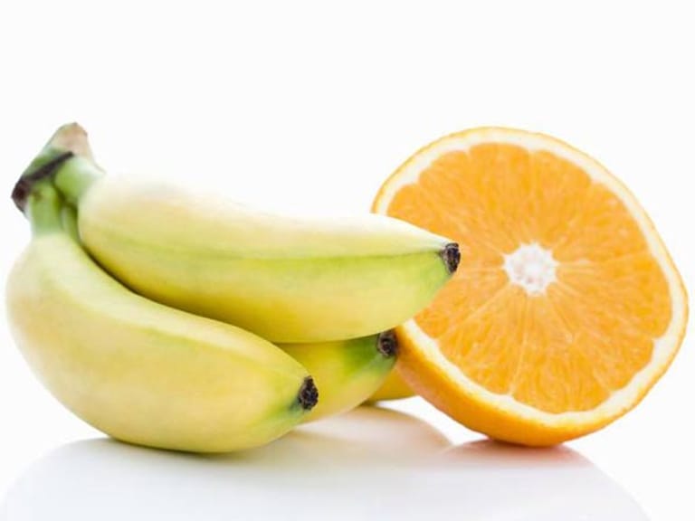 Bananen enthalten nicht nur Vitamine, sondern sind auch kohlenhydratreich. Pro 100 Gramm besitzen sie 22 Gramm Kohlenhydrate.