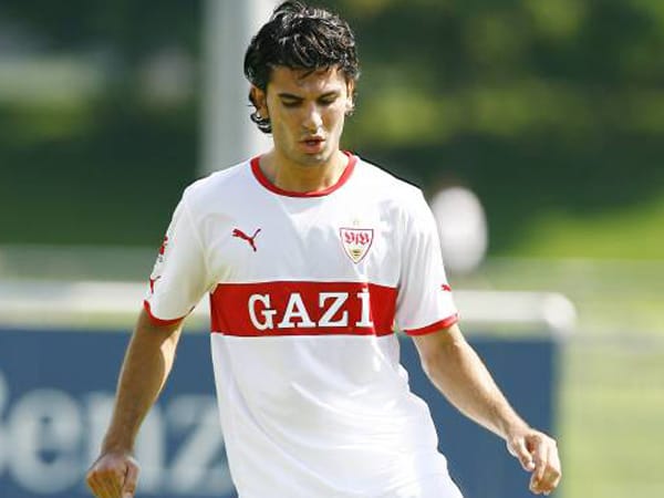 Serdar Tasci im neuen VfB-Trikot: Die Stuttgarter haben sich für ein dezentes Weiß mit roten Rändern entschieden. Trikotsponsor bleibt Gazi, eine Molkereiproduktionsfirma. Serdar Tasci im neuen VfB-Trikot: Die Stuttgarter haben sich für ein dezentes Weiß mit roten Rändern entschieden. Trikotsponsor bleibt Gazi, eine Molkereiproduktionsfirma.