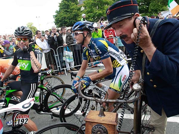Allo, Allo: Rigoberto Uran, Kolumbianer aus dem Team Sky, hatte vor dem Start der fünften Etappe der Tour de France noch Zeit für ein Späßchen mit einem Mobiltelefon der ersten Generation.