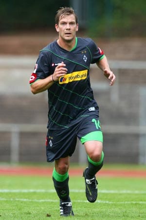 Die Borussia aus Mönchengladbach setzt in den Auswärtstrikots auf dunkle Töne: Torben Marx. Bei Heimspielen spielen die Gladbacher im alten, weißen Trikot.
