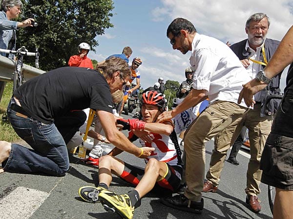 Sturzopfer: Janez Brajkovic war einer der vielen Fahrer, die während der fünften Etappe zu Fall kamen. Doch während die anderen Profis weiterfuhren, musste der Slowene aus dem Team Radio-Shack die Tour de France verletzt aufgeben.