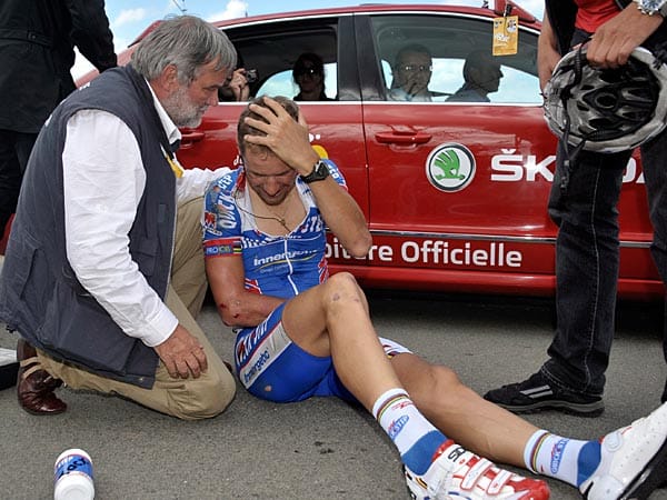 Gezeichnet: Auch den ehemaligen Weltmeister Tom Boonen erwischte es auf der fünften Etappe. Obwohl es zunächst nicht gut aussah für ihn, setzte der Belgier das Rennen nach seinem Sturz fort und quälte sich ins Ziel.