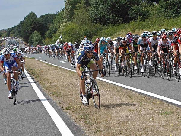 Querfeldein: Romain Feillu wechselte während der fünften Etappe der Tour die Seiten und war sich dabei nicht zu schade, ins Gelände zu gehen.