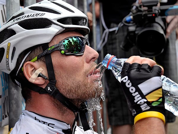 Lass' es laufen, Junge: Die Erfrischung hatte sich Mark Cavendish verdient. Noch war es nur Wasser. Am Abend begoss der Brite seinen insgesamt 16. Etappensieg bei der Tour de France aber sicherlich mit Champagner.
