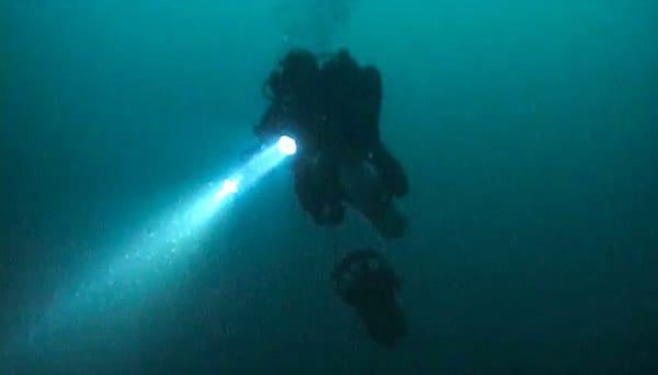 Taucher Holger Amecke über dem Wrack: Starke Strömung und hoher Wellengang erschwerten das Unternehmen im kalten Wasser des Skagerrak.