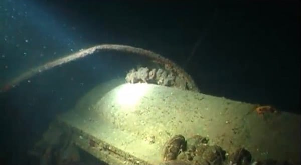 Ein Gegenstand, der aus dem Bugtorpedorohr herausragt, möglicherweise handelte es sich um einen Torpedo, meinen die Taucher um Derk Remmers und Frank Olbert, die die Expedition auf eigene Faust durchgeführt haben.