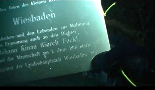 Gedenktafel: Die selbst gestaltete Metallplatte hinterließen die Taucher an der "Wiesbaden".
