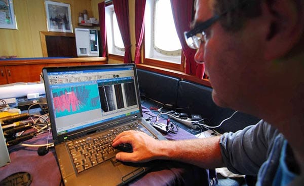 Analyse der Sonardaten: Derk Remmers erkundet den Meeresboden ausnahmsweise vom trockenen Schiff aus.