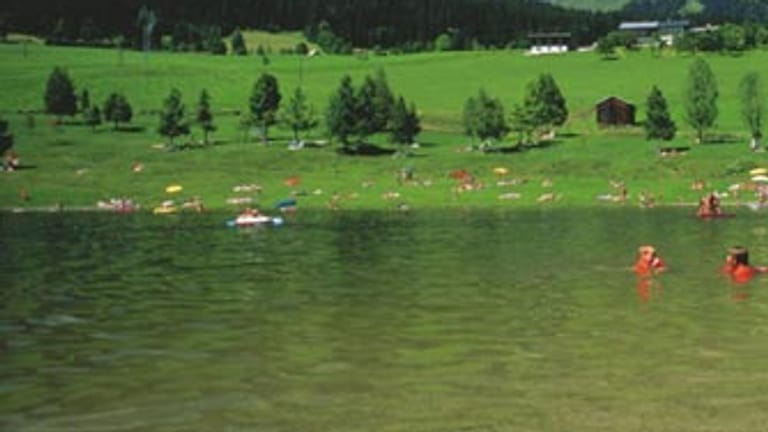 Der Altausseer See liegt eingebettet in einer traumhaften Berglandschaft.