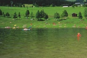 Der Altausseer See liegt eingebettet in einer traumhaften Berglandschaft.