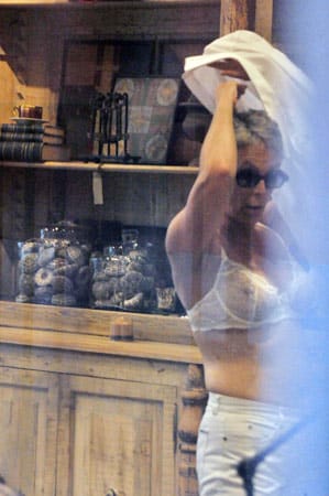 Da wird mal schnell ein Shirt in einem Geschäft ausprobiert: Jamie Lee Curtis hat keinerlei Hemmungen in der Öffentlichkeit einfach mal blank zu ziehen. Da wird mal schnell ein Shirt in einem Geschäft ausprobiert: Jamie Lee Curtis hat keinerlei Hemmungen in der Öffentlichkeit einfach mal blank zu ziehen.