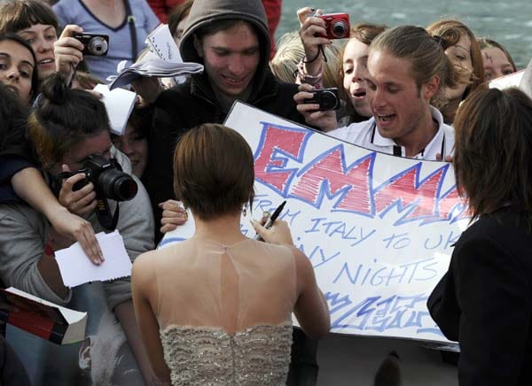 Fans feiern Emma Watson, Daniel Radcliffe und Rupert Grint bei der "Harry Potter"-Premiere. Fans feiern Emma Watson, Daniel Radcliffe und Rupert Grint bei der "Harry Potter"-Premiere.
