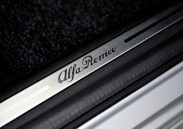 Der hochwertige Innenraum des Alfa glänzt mit schönen Details.