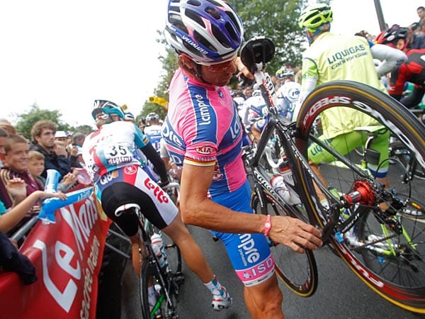 Alles unter Kontrolle: Danilo Hondo prüfte vor dem Start der siebten Etappe der Tour de France noch einmal, ob an seiner Rennmaschine alles in Ordnung ist.