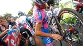 Alles unter Kontrolle: Danilo Hondo prüfte vor dem Start der siebten Etappe der Tour de France noch einmal, ob an seiner Rennmaschine alles in Ordnung ist.