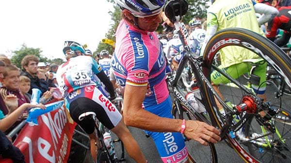 Alles unter Kontrolle: Danilo Hondo prüfte vor dem Start der siebten Etappe der Tour de France noch einmal, ob an seiner Rennmaschine alles in Ordnung ist.