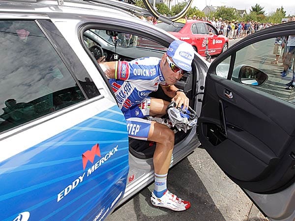 Das war's: Tom Boonen tauschte nach rund 90 Kilometern der siebten Etappe den Sitzplatz. Der Belgier, der auf dem fünften Tagesabschnitt schwer gestürzt war, stieg vom Rad ab und ins Team-Auto ein. Damit beendete er die Tour vorzeitig.