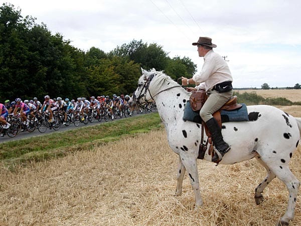Pferdestärke: Hoch zu Roß beobachtete dieser Franzose das Peloton auf der Fahrt nach Chateauroux.