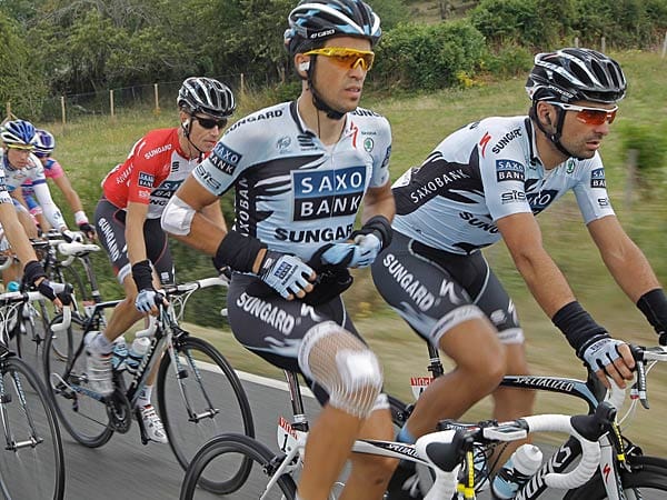 Gezeichnet: Alberto Contador war bei der Tour 2011 bereits mehrfach in einen Sturz verwickelt, wie unschwer zu erkennen ist. Die siebte Etappe beendete der Titelverteidiger aus Spanien aber unbeschadet.