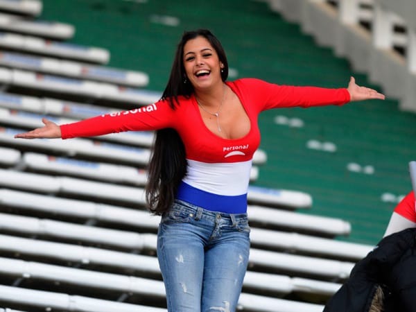 Larissa Riquelme, ihres Zeichens Model aus Paraguay, genießt die mediale Aufmerksamkeit bei der Copa America in vollen Zügen...