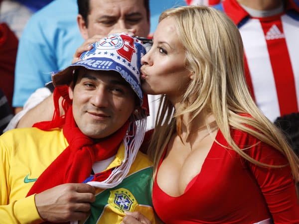 Aber auch andere Frauen aus Paraguay bekennen Farbe. Ganz zur Freude dieses Brasilien-Fans.