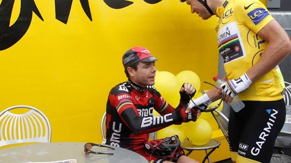 Kapitäne unter sich: Thor Hushovd im Gelben Trikot (r.) begrüßt Cadel Evans, der ihm im Gesamtklassement dicht auf den Fersen ist: Eine Sekunde fehlt dem US-Amerikaner vom Team BMC Racing auf den Führenden Norweger.