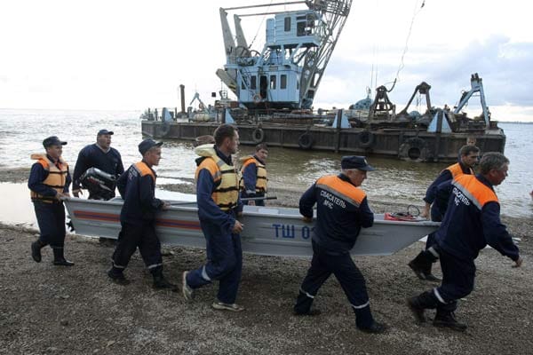 Etwa 80 Menschen können ein anderes nahe gelegenes Schiff erreichen. Rettungsmannschaften machen sich auf, um weitere Überlebende zu suchen.