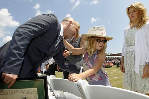 Die kleine Jaz Elle ist stolz auf ihren Papa. Im Hintergrund die stolze Ehefrau und Mama Steffi Graf. Die kleine Jaz Elle ist stolz auf ihren Papa. Im Hintergrund die stolze Ehefrau und Mama Steffi Graf.