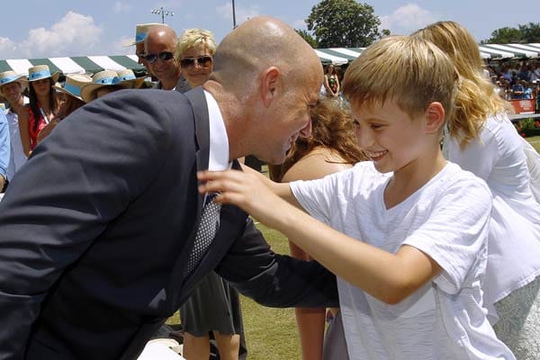 Auch der große Sohn Jaden Gill (9) gratuliert dem Papa zu seiner Ehrung - der Aufnahme in die Hall of Fame des Internationalen Tennisverbandes. Auch der große Sohn Jaden Gill (9) gratuliert dem Papa zu seiner Ehrung - der Aufnahme in die Hall of Fame des Internationalen Tennisverbandes.