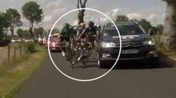 Ein Begleitfahrzeug des französischen Fernsehens rammt die Fahrer der Ausreißergruppe um Johnny Hoogerland. (Screenshot: t-online.de)