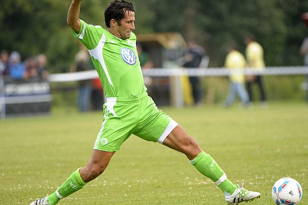 Mit Hasan Salihamidzic kehrt ein alter Bekannter in die Bundesliga zurück. "Brazzo" folgt den Lockrufen seines ehemaligen Trainers Felix Magath und trägt ab sofort das Trikot der Wölfe.