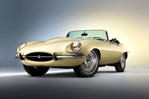 Aber auch technisch setzte der E-Type Maßstäbe. Der Anfangs verbaute Reihen-Sechszylinder mit 3,8 Liter Hubraum hatte in den 1950er Jahren für Jaguar fünf Siege in den 24-Stunden-Rennen von Le Mans geholt.