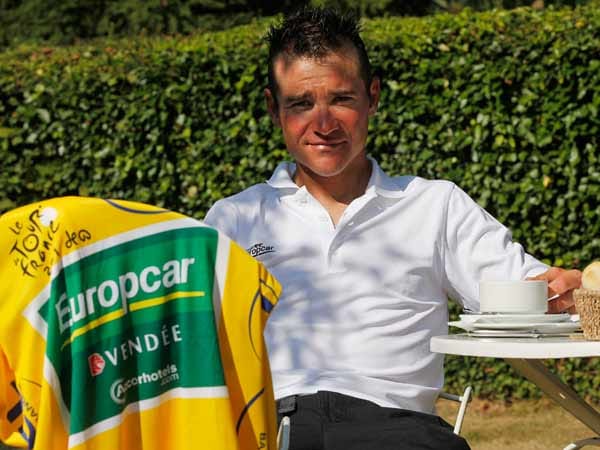 Thomas Voeckler vom Team Europcar ist sichtlich stolz auf sein frisch erobertes Gelbes Trikot.