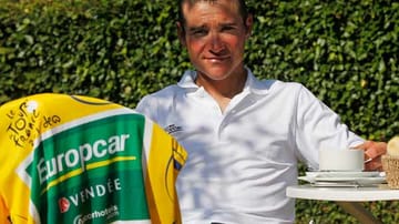 Thomas Voeckler vom Team Europcar ist sichtlich stolz auf sein frisch erobertes Gelbes Trikot.