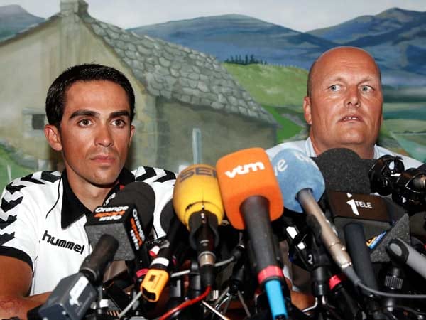 Zur Pressekonferenz erscheint der Spanier mit seinem Teammanager Bjarne Riis (re.).