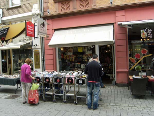 Das Schallplatten Antiquariat in der Wiesbadener Mauergasse bietet über 27.000 LPs, 3000 Singles und mehr als 1000 Schellackplatten, der Vorläufer der heute noch hergestellten und häufig anzutreffenden Vinylschallplatte.
