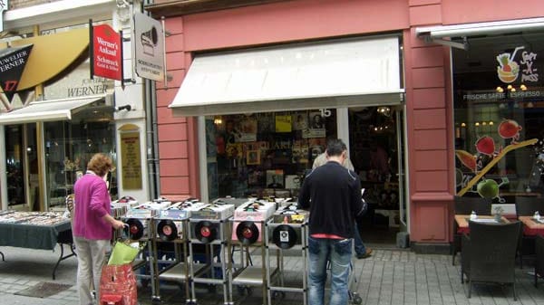 Das Schallplatten Antiquariat in der Wiesbadener Mauergasse bietet über 27.000 LPs, 3000 Singles und mehr als 1000 Schellackplatten, der Vorläufer der heute noch hergestellten und häufig anzutreffenden Vinylschallplatte.