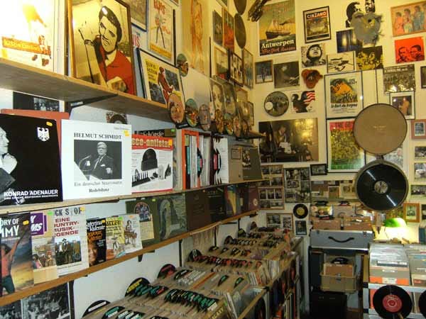 In diesem Schallplattenladen finden Sie noch richtig seltene Stücke. Eine der teuersten Platten der Welt ist zu bewundern oder auch Kuriositäten, wie die größte Schallplatte der Welt.