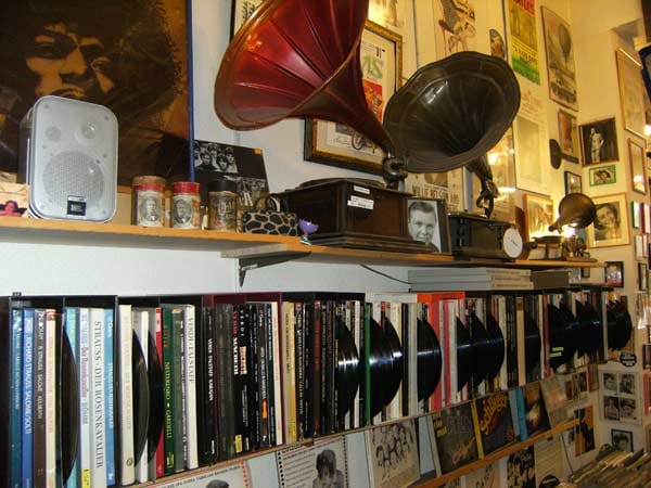 Das Antiquariat bietet Ihnen nicht nur eine besondere Atmosphäre, um das vielfältige Angebot zu durchstöbern. Neben alten Schallplatten finden Sie auch jede Menge alte Abspielgeräte, wie Grammophone.