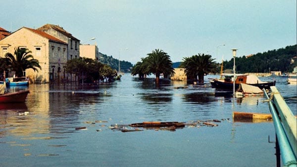 ... berühmtes Beispiel ist die Stadt Vela Luka: Der kroatische Küstenort wurde am 21. Juni 1978 von einem Tsunami geflutet. Offenbar erzeugen die Alpen bei Nordwestwind zuweilen Luftdruckwellen, die an der kroatischen Küste für Überschwemmungen sorgen.