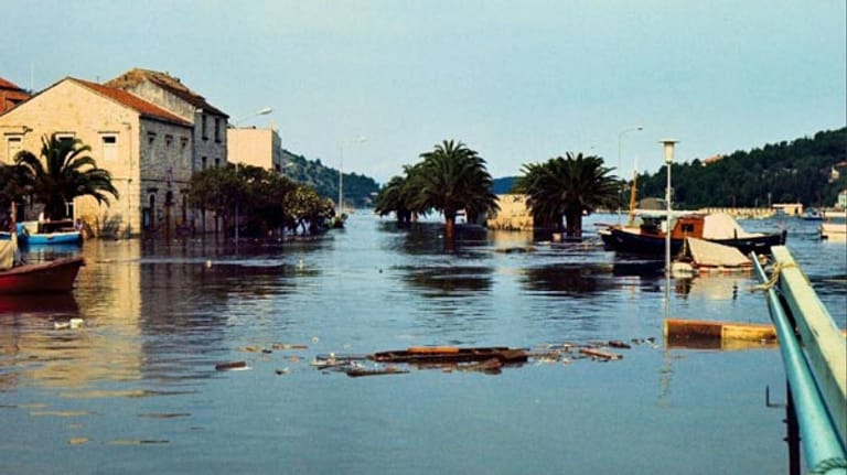 ... berühmtes Beispiel ist die Stadt Vela Luka: Der kroatische Küstenort wurde am 21. Juni 1978 von einem Tsunami geflutet. Offenbar erzeugen die Alpen bei Nordwestwind zuweilen Luftdruckwellen, die an der kroatischen Küste für Überschwemmungen sorgen.