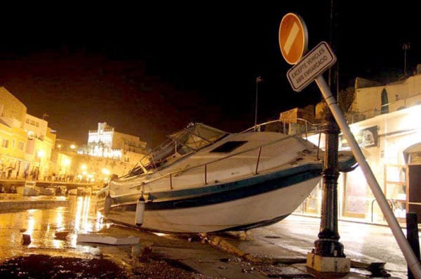 Hafen von Ciutadella, Menorca (15. Juni 2006): Drei Meter höher als gewöhnlich stieg der Meeresspiegel, als ein Meteotsunami das Hafenstädtchen heimsuchte, das am Ende einer schmalen, flachen Bucht liegt.