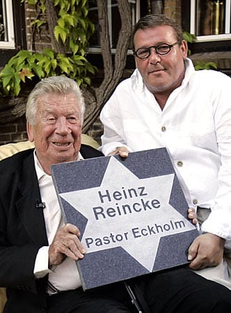Als Pastor Eckholm spielte er viele Jahre in der ZDF-Serie "Der Landarzt" mit. Zum 80. Geburtstags überreichte Walter Plathe ("Der Landarzt") als Geschenk eine Steinplatte.